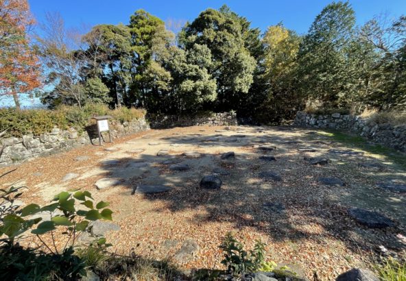 滋賀県「幻の安土城」復元プロジェクト – 織田信長の安土城址と摠見寺